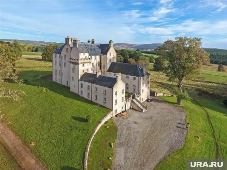 К замку прилагается 35 акров земли
