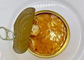 Отправляли даже детям: в Екатеринбурге на подпольном складе нашли 200 тонн опасных консервов