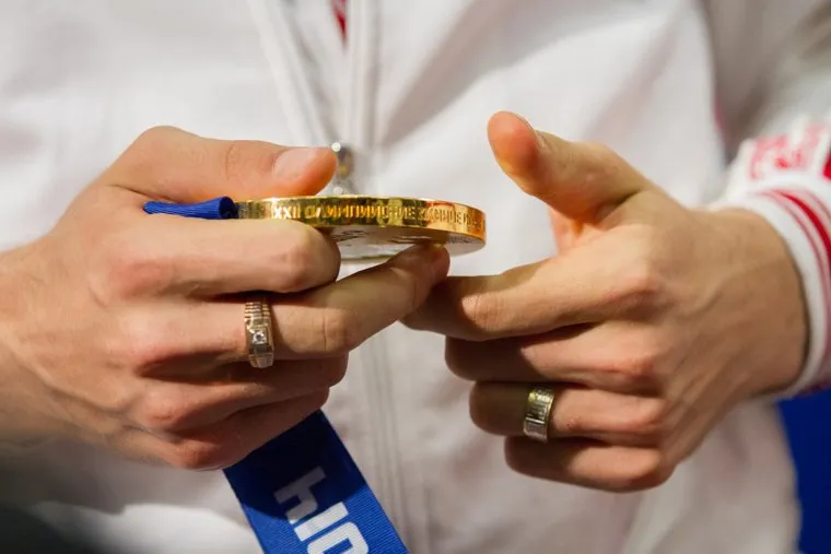 Встреча медалистов олимпийских игр Антона Шипулина и Юлии Скоковой в Кольцово. Екатеринбург, золотая медаль