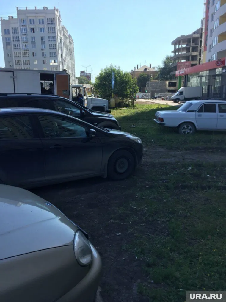 Из трубы с ужасающим шумом выходит газ