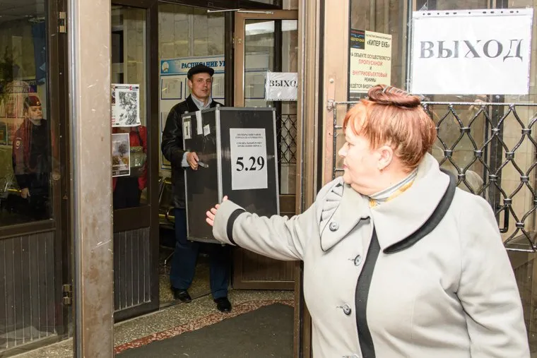 Урны для голосования с опроса свозят в администрацию Екатеринбурга