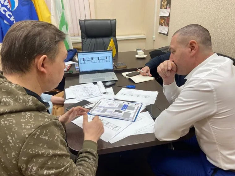 Глава Курганского реготделения партии "Единая Россия" Ильтяков обсудил документацию по ремонту офиса