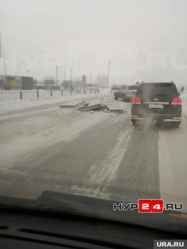 Выпавший груз создал автомобилистам серьезную помеху