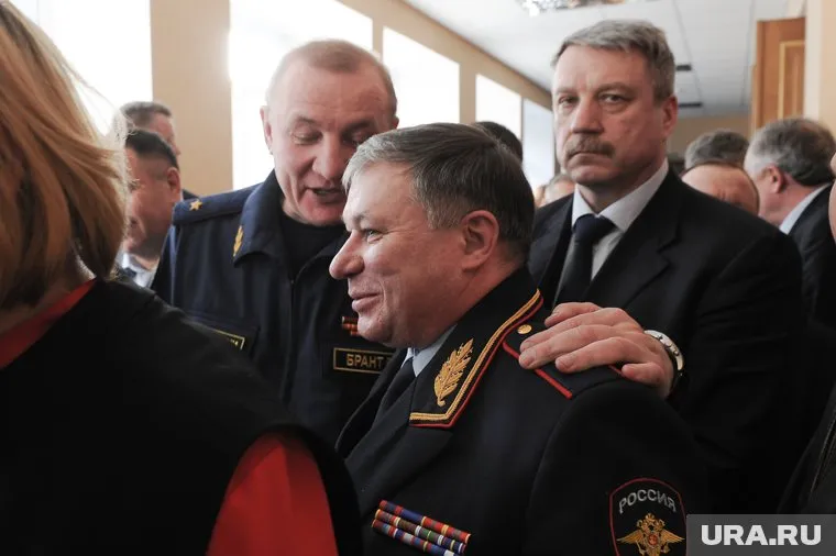 Коллеги-правоохранители могут в очередной раз поздравить Константина Носкова (в центре)