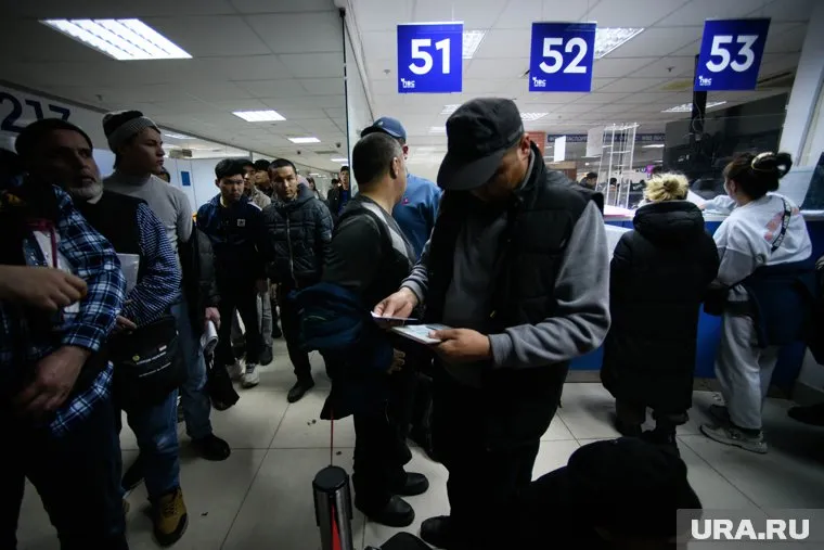 Мигранты сдают тест по русскому языку и истории России для легализации трудовой деятельности