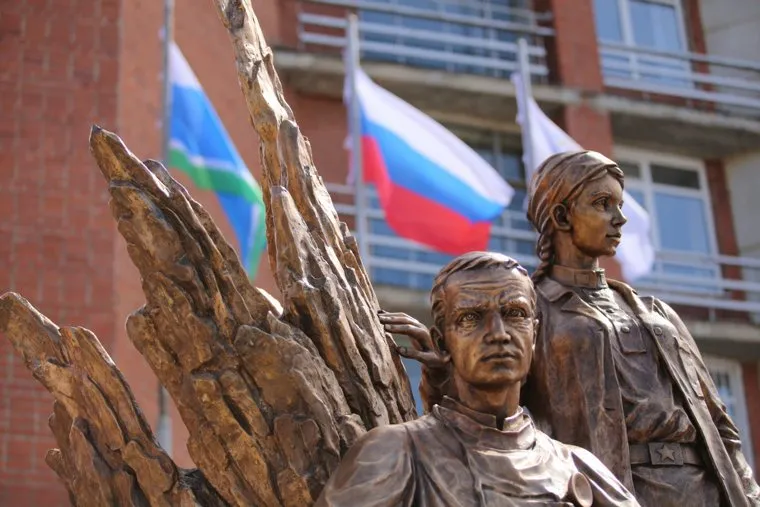 Памятник военным медикам. Госпиталь ветеранов войн. Екатеринбург, памятник военным медикам, госпиталь ветеранов войн
