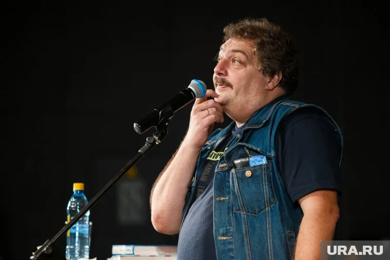 Дмитрий Быков заявил, что пока Крым является частью РФ, он на полуостров не поедет