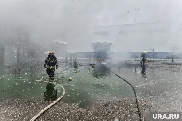 На месторождении "Харампурнефтегаз" девятый день горят скважины