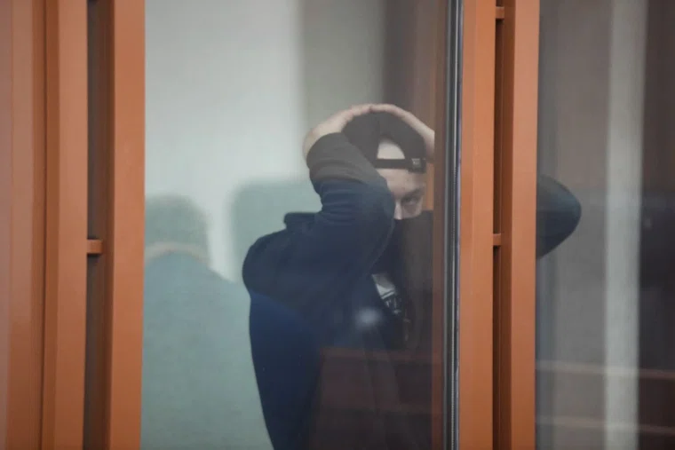 Мужчина скрывал лицо под черной маской