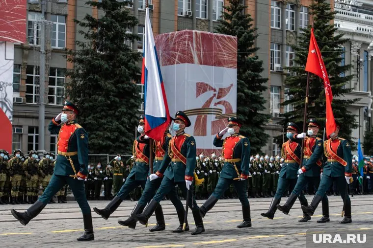 Репетиция парада в Екатеринбурге всегда собирает много зевак.