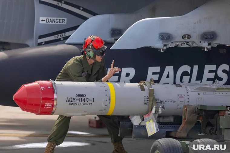 США и Япония составят первый документ по политике расширенного сдерживания, включающим защиту острова ядерным оружием