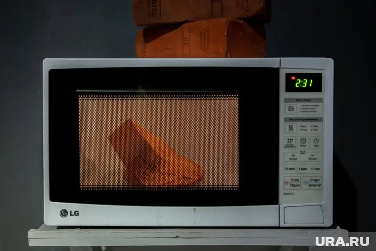 При разогревании еды в микроволновке нужно обращать внимание на маркировку посуды, рассказал Андрей Дорохов