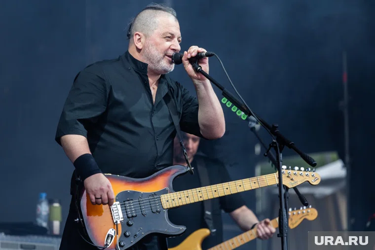 Гитару Самойлов подарил владельцу звукозаписывающей студии в Таганроге 15 лет назад