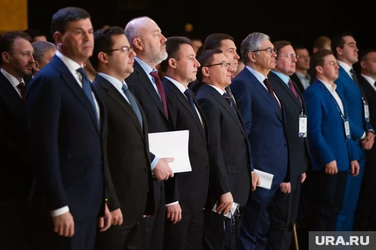 Слушая гимн, действующие лидеры стояли спиной к тем, кто, как предполагается, «сотрет их с лица земли»