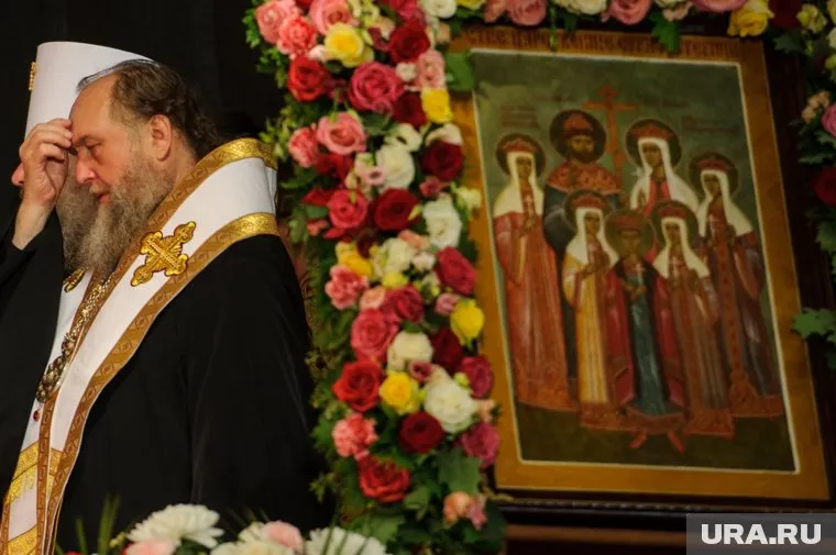 Члены царской семьи были канонизированы РПЦ в 2000 году. И если мощи царских детей хранятся в церкви, верующие хотели бы иметь к ним доступ