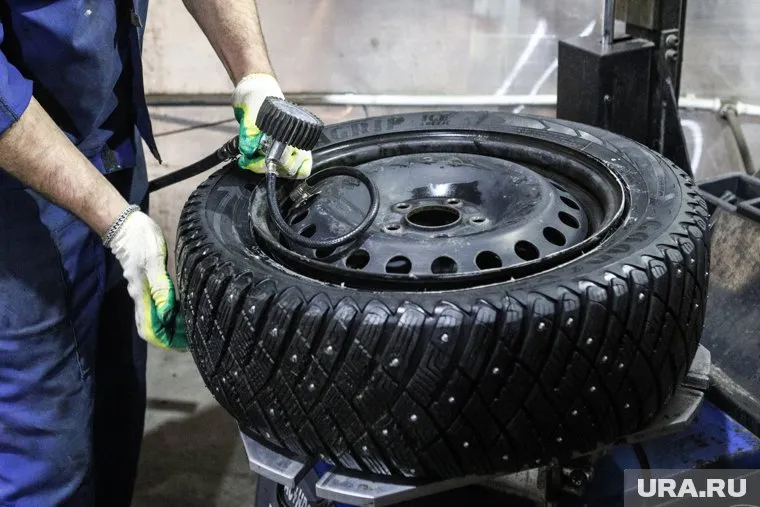 Предлагается снизить разрешенную скорость для автомобилей с шипованными шинами до 90 километров в час на автомагистралях