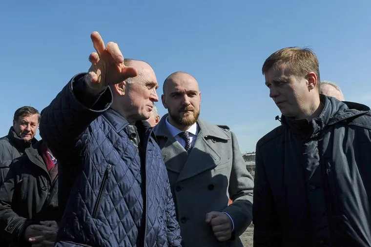 Обход Борисом Дубровским мест строительства конгресс-холла на набережной реки Миасс возле цирка. Челябинск, средний палец, передерий виталий, дубровский борис, жест рукой