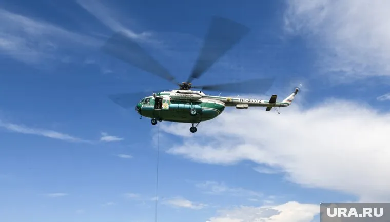 На кадрах видно темное пятно, которое осталось после горения вертолета