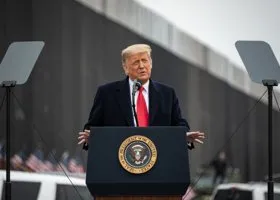 Врач объяснил, почему у Трампа появились странные синяки на теле 