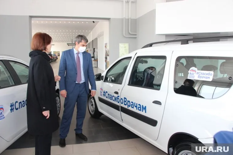 Медиков возят на вызовы на новых автомобилях