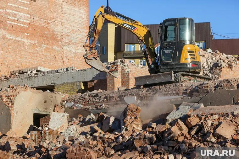 На месте планируют построить спортивный объект или здание для предоставления коммунальных услуг