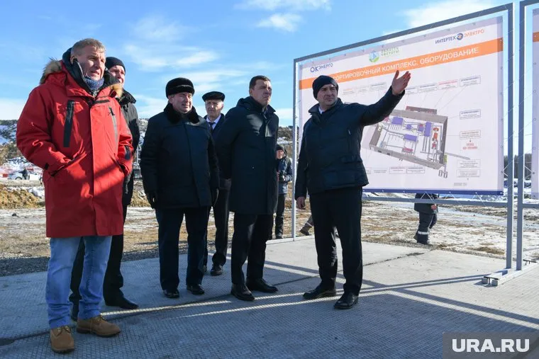 Евгению Куйвашеву (на фото второй справа) рассказали о проекте мусоросортировочного комплекса в Нижнем Тагиле