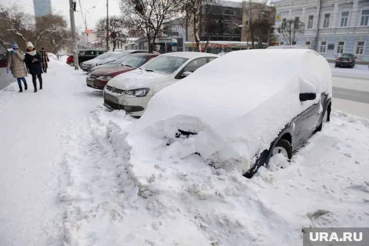 Житель Нижневартовска "нашел" чужой автомобиль под снегом (архивный снимок)
