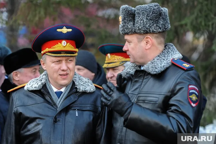 Генерал Денис Чернятьев (слева) отчитается за успехи в борьбе с ведомством генерала Андрея Сергеева (справа)