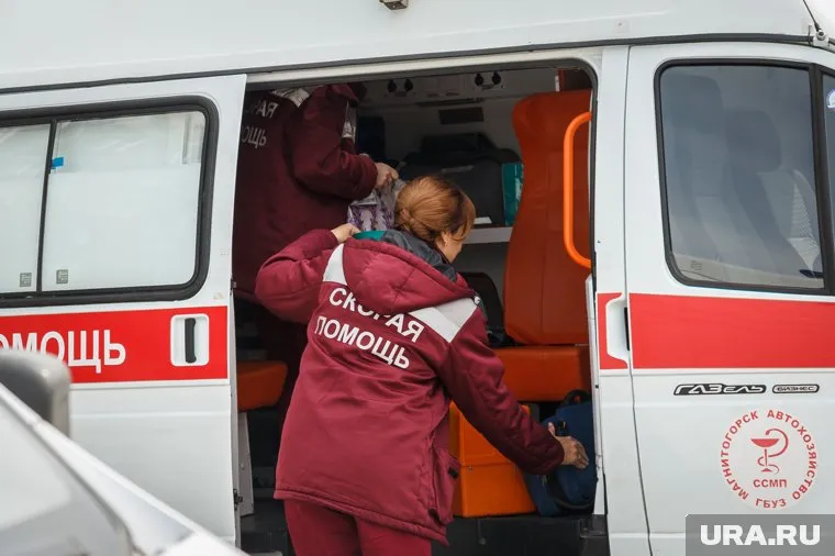 Приехавшие медики транспортировали мужчину в больницу