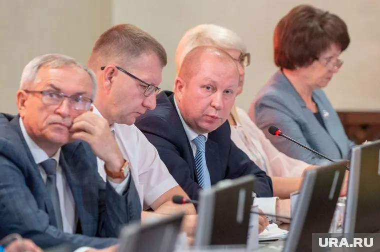 Константин Харисов (третий слева) повздорил с водителем