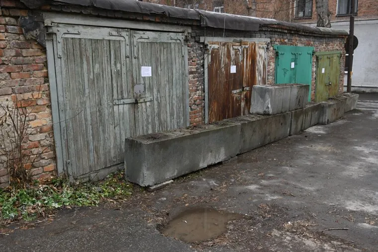 Гаражи возле дома на Карла Либкнехта, 40