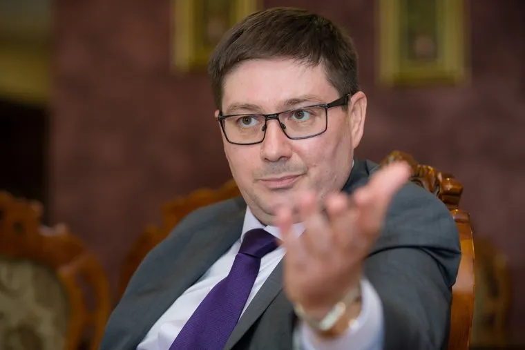 Интервью с вице-губернатором ХМАО Николаем Милькис. Сургут, жест рукой, милькис николай