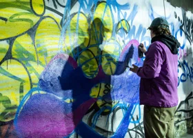 В Челябинске задержали граффитиста, разрисовавшего фасад жилого дома