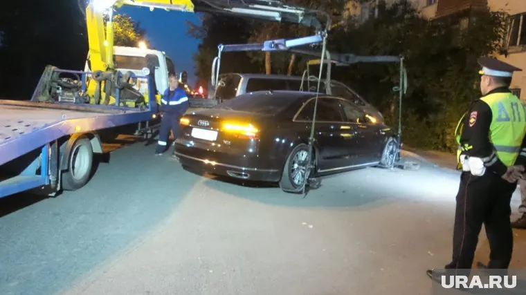 Расстрелянный автомобиль увезли на эвакуаторе