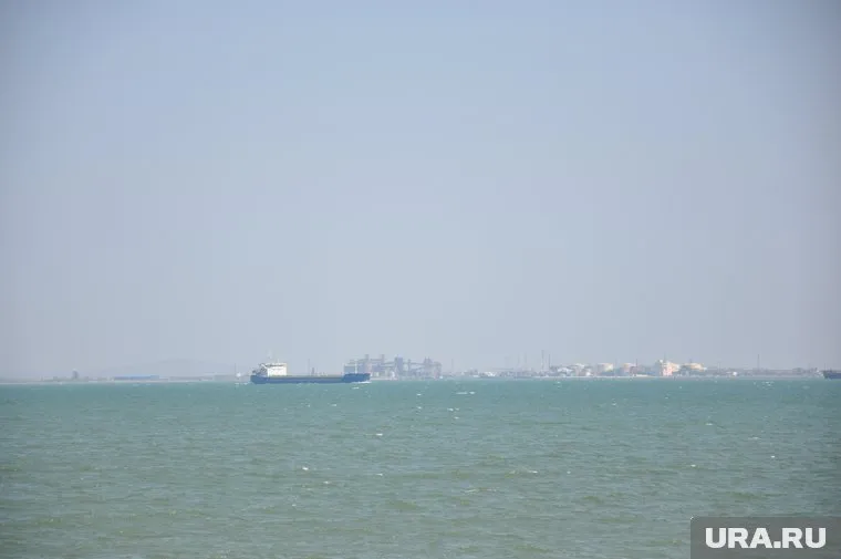 Около пяти тысяч тонн мазута остается на дне моря после крушения танкеров
