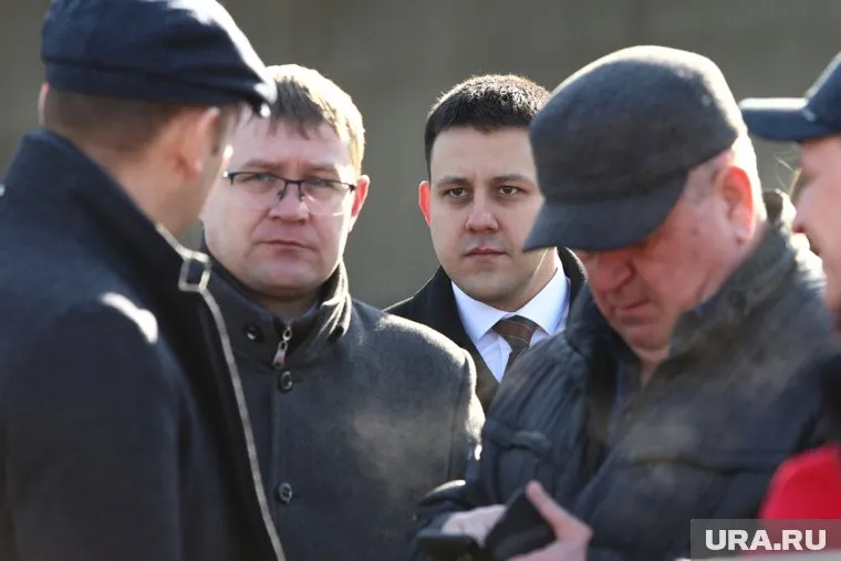 Владимир Марфицын (справа) в первый рабочий день в новом статусе отправился в Шадринский район