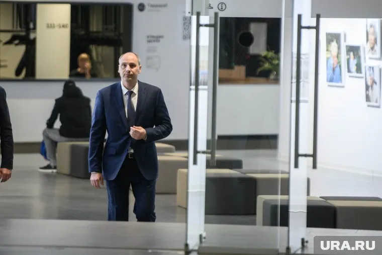 Денис Паслер появился один