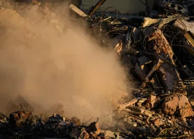 В Перми техника сносит дом с Буддой