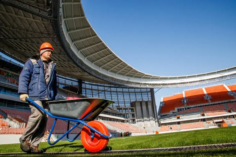 Визит делегации FIFA на стройплощадку Екатеринбург-Арены (ex. Центральный стадион). Екатеринбург, тачка, центральный стадион, екатеринбург-арена, строитель, рабочий