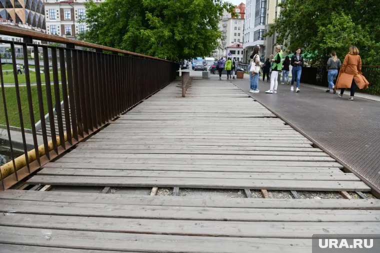 В микрорайоне Кургана отремонтировали мост