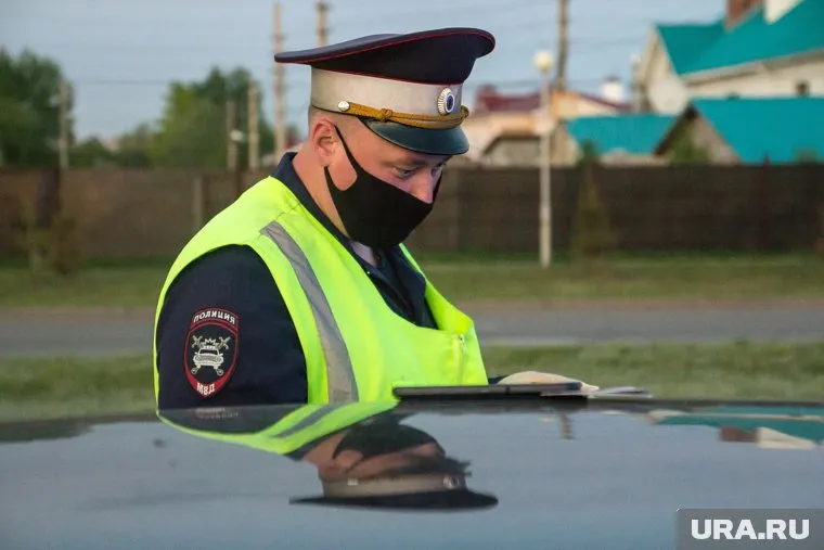 Госавтоинспекторы остановили машину для проверки документов