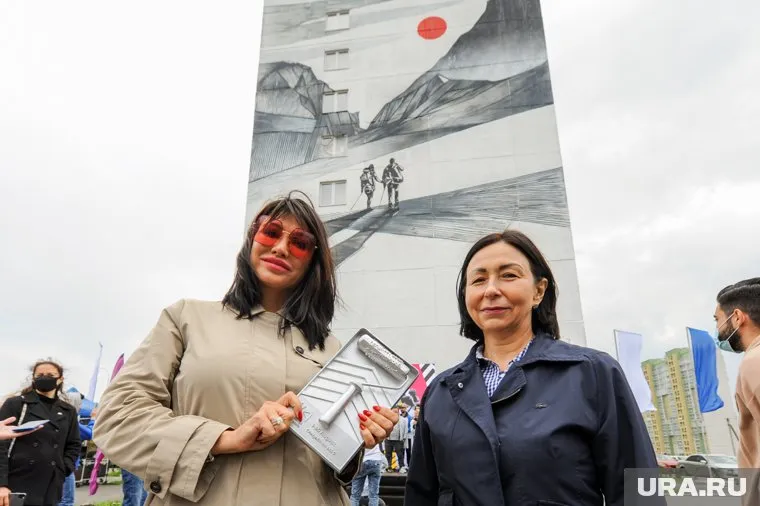 Ирина Текслер (слева) и Наталья Котова лично поздравят скульптора со званием почетного гражданина (фото из архива)