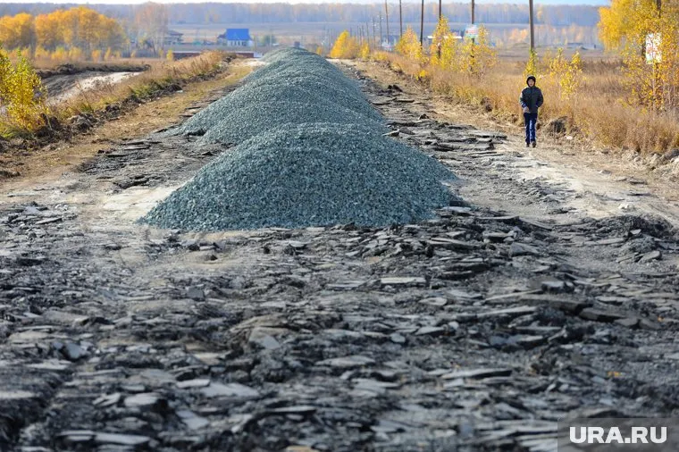 На выравнивание дороги требуются десятки тонн щебня
