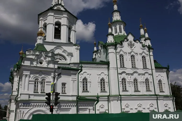 Девочка посетила церковь в районе Лесобазы
