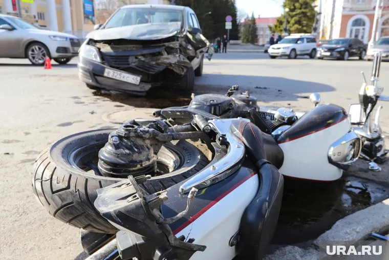 Водитель авто решил повернуть на перекрестке и не пропустил мотоциклиста