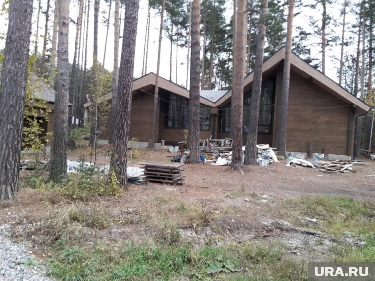 Осенью двор дома Евгения Тулисова еще был завален мусором