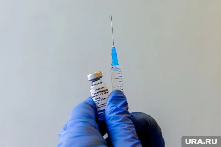Массовая вакцинация жителей России не начнется раньше лета, считает Валерий Безносенко