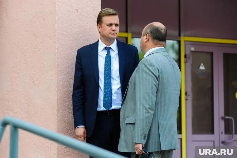 Александр Виноградов (слева) победил с серьезным преимуществом