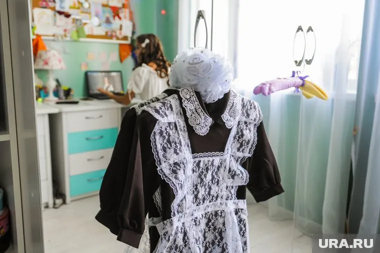 По словам губернатора, выпускные смогут посетить родители школьников