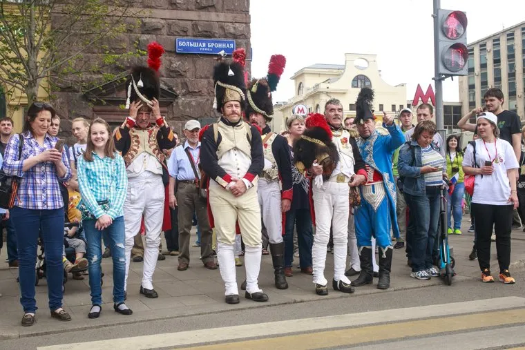 Несанкционированный митинг на Тверской улице. Москва, пешеходный переход, реконструкторы, человек в историческом костюме, времена и эпохи
